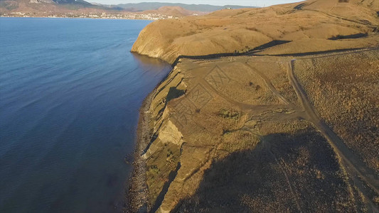 地中海的岩石海岸和石窟图片