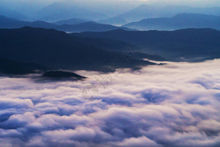 夕阳与薄雾远眺群山图片