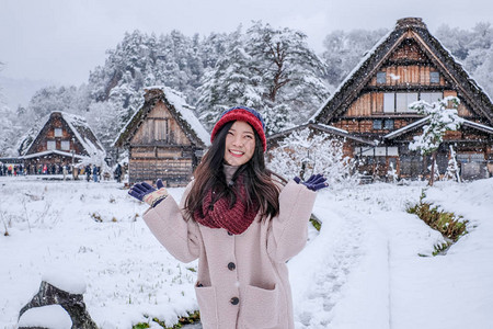 寒冬下雪时白川果村区快乐女孩图片