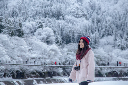 亚洲快乐女孩在冬季白川果村下雪时微笑脸图片