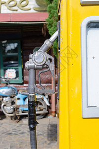 旧式汽油泵充气喷嘴旧加油站近装图片