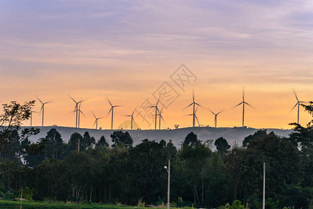 山上的风力涡轮机在晚上从风中产生电能图片
