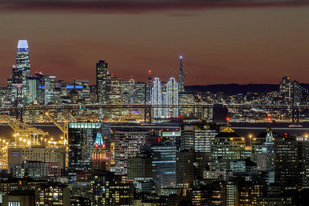 奥克兰和旧金山暮光天线与假日灯火交融图片