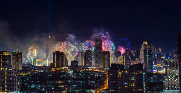 夜间在城市庆祝烟泰国曼谷市风景图片