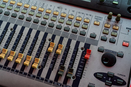 音频混音器控制台混音台录音室中的音乐混音器控制面板带有推子和调节旋钮的音频混合控制台音响工程师混音器控图片