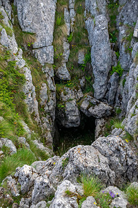 进入群山中一个黑暗的洞穴图片