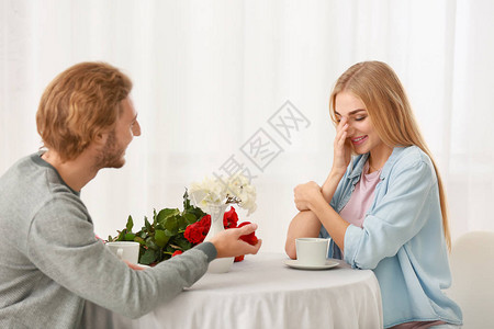 年轻男人在浪漫的约会上向图片