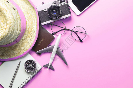 旅行附属物品和工具在粉色糊贴板上的背景图片