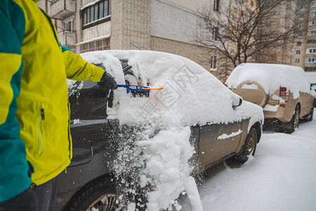 暴风雪后清洁汽车的人冬季时间图片