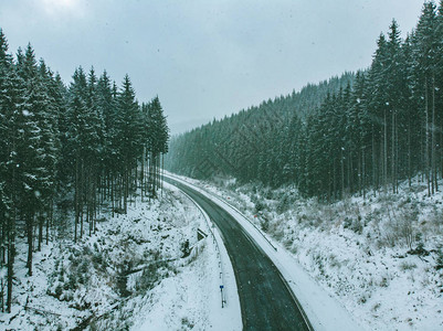 高山暴风雪过浪冬季时图片