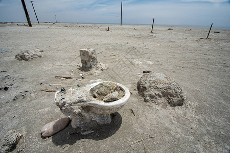 废弃的厕所埋在加利福尼亚州孟买的沙子里图片