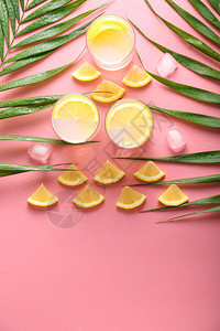 彩色背景上一杯美味的冷柠檬水的创意组合物图片