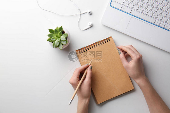 白桌上有笔记本笔记本和绿色图片