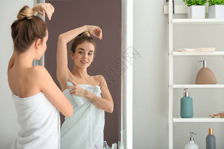 在浴室镜子附近有除臭剂的美图片