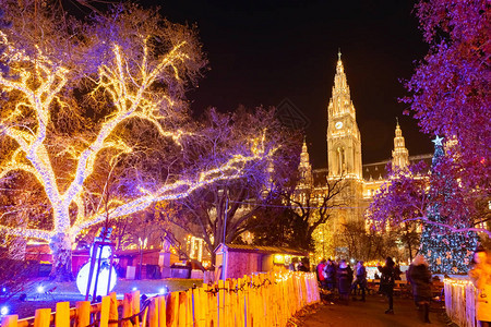 在奥地利维也纳拉特豪斯市政厅前的圣诞市场图片
