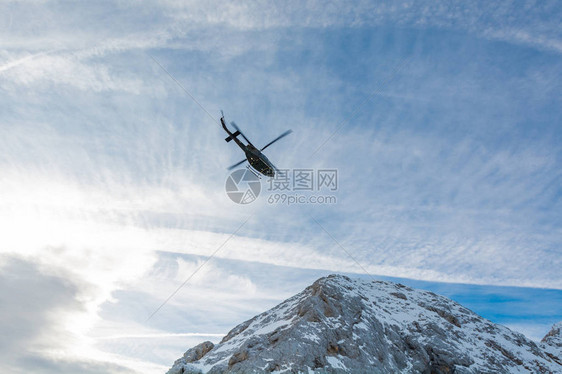 救援直升机在山上空中飞行的地下视线下方图片