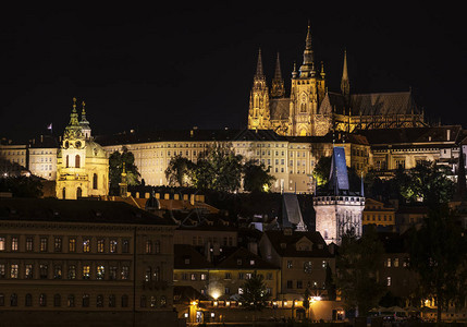 布拉格城堡晚上从Vltava河图片