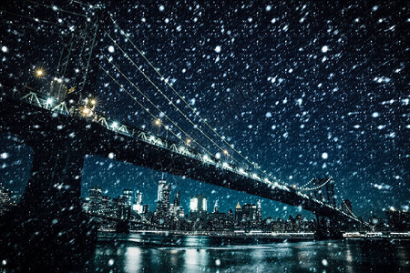 曼哈顿天际线和曼哈顿大桥在降雪期间的夜晚图片
