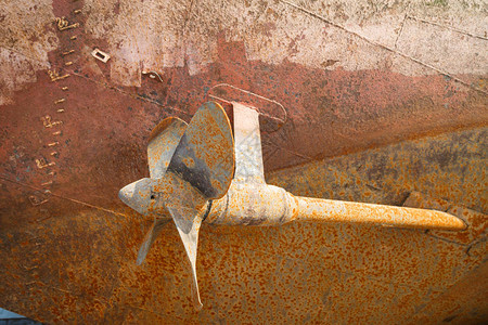 Rusty螺丝一个轴和船体的水下部分图片