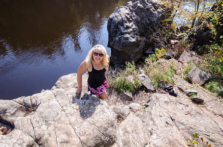 在圣克罗伊河沿岸明尼苏达州际公园的悬崖上图片