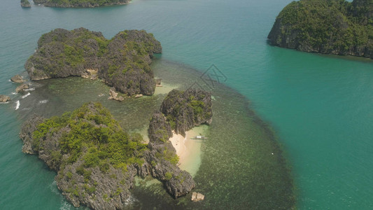 菲律宾卡拉莫安群岛珊瑚礁中蓝色泻湖中的米纳拉霍斯岛与沙滩和绿松石水的鸟瞰图景观与图片