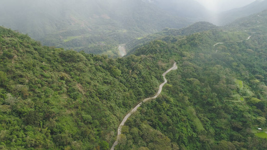 山地弯道是沿着被绿色森林和植被覆盖的山坡和丘陵的道路菲图片