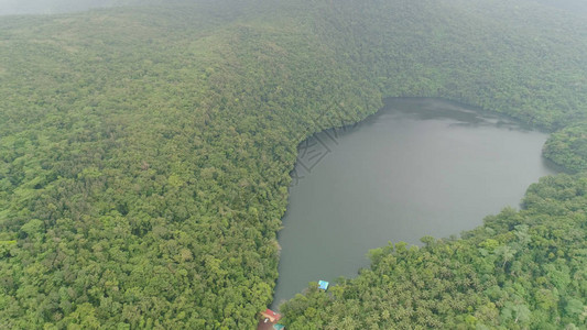 Bulusan湖鸟瞰图在山与绿色雨林的湖隐藏在布卢桑火山附近的丛林山脉中与森林和湖泊的热带景观菲图片