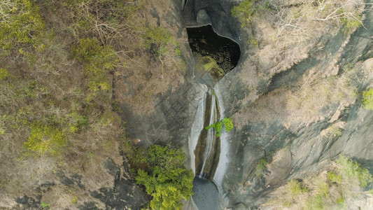 菲律宾科迪勒拉山脉中瀑布的鸟瞰图山中的瀑布新娘面纱瀑布图片