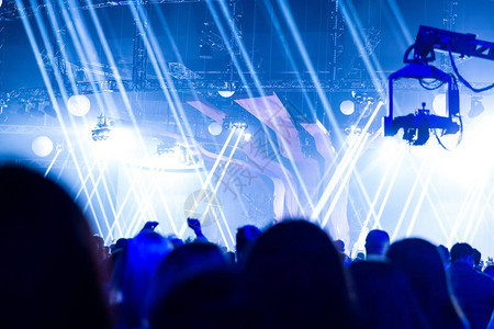 音乐会人群的剪影观众看向舞台在摇滚音乐会上聚会的人音乐派对音乐剧集团剪背景图片