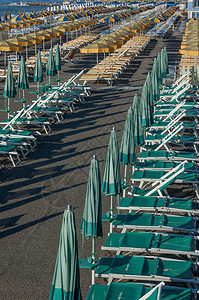 在海滩上订购的雨伞等待游泳者背景图片