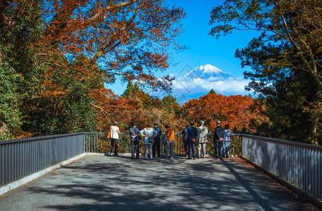 在日本静冈藤野宫的白井瀑布旅行者寻找福吉山图片