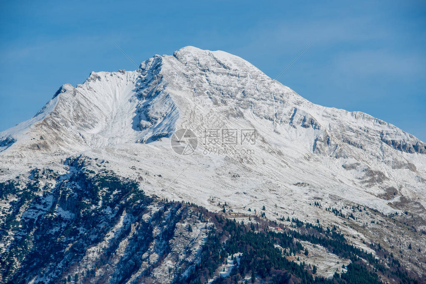 雪山地带从云端出现图片