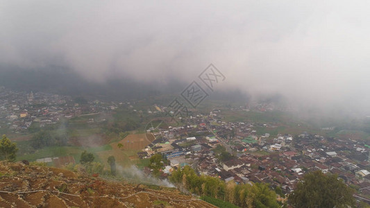 亚洲小镇在农业用地水稻梯田雾和云之间的山区爪哇印度尼西亚图片
