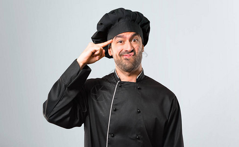 穿黑色制服的厨师男子做疯狂的手势用灰色图片