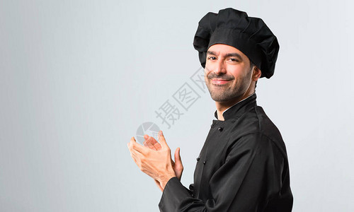 身穿黑色制服的厨师在一次灰色背景会议中发图片