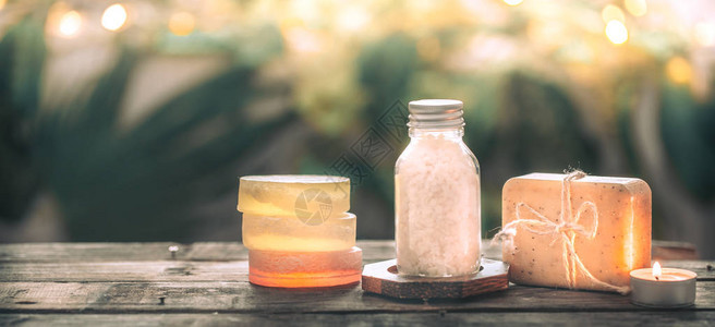 带海盐的水疗手工皂带蜡烛的热带树叶组合物带文字位置的木质背景水疗概图片