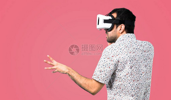 在粉红背景上用VR眼镜图片