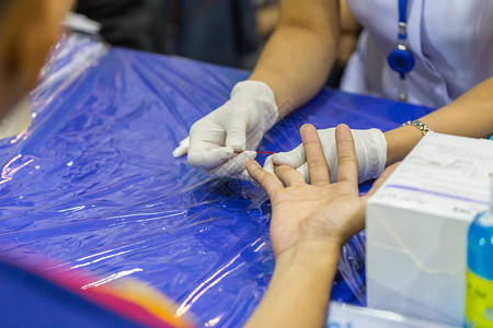 护士保存小滴血样从指尖样本测试血图片