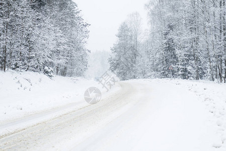 冬天寒冷的雪冬天的路穿过森林她没图片