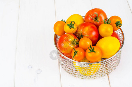 西红柿的颜色和大小不同图片