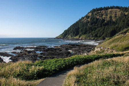 在沿俄勒冈海岸的佩图阿角风景地区太平洋海岸高速公路低潮期间图片