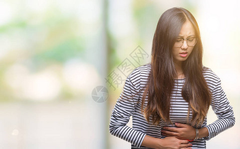 年轻的亚洲女在与世隔绝的背景下戴着眼镜图片