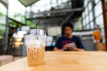 用塑料玻璃杯装的冰卡布奇诺咖啡在咖啡店图片