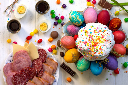 节日成份以生锈风格复活节早餐复活节蛋糕和白木桌上的彩蛋图片