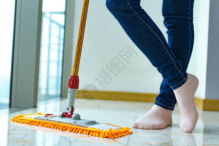 家庭主妇正在打扫房子修地板做家务图片