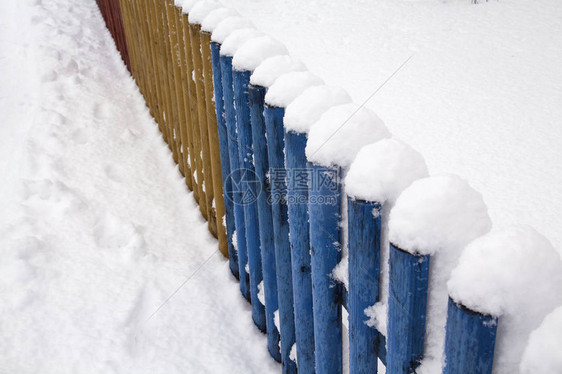 木栅栏上的雪作为背景图像图片