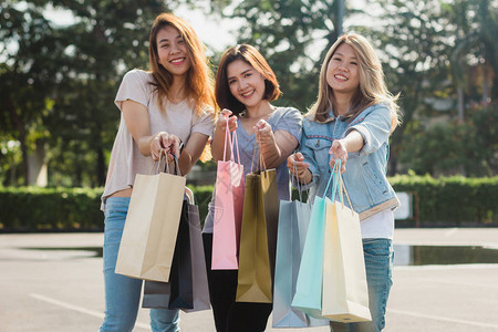 一群年轻的亚洲女在户外市场购物图片