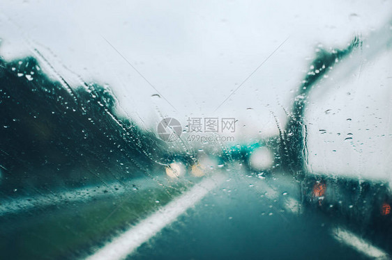 公路上的恶劣天气完全模糊了图片