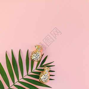 绿色热带棕榈叶千禧粉纸背景与菠萝复制空间的创意平躺顶视图用于文本或设计的最小热带棕榈叶植物图片