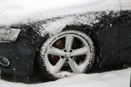 大雪过后汽车被雪覆盖图片